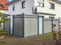 Sichtschutzwand mit Rombusleisten und Glaseinlagen
